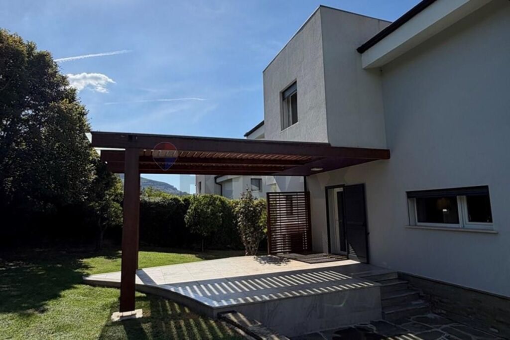 VILE ME QIRA 3 KATE NE LONG HILL RESIDENCE