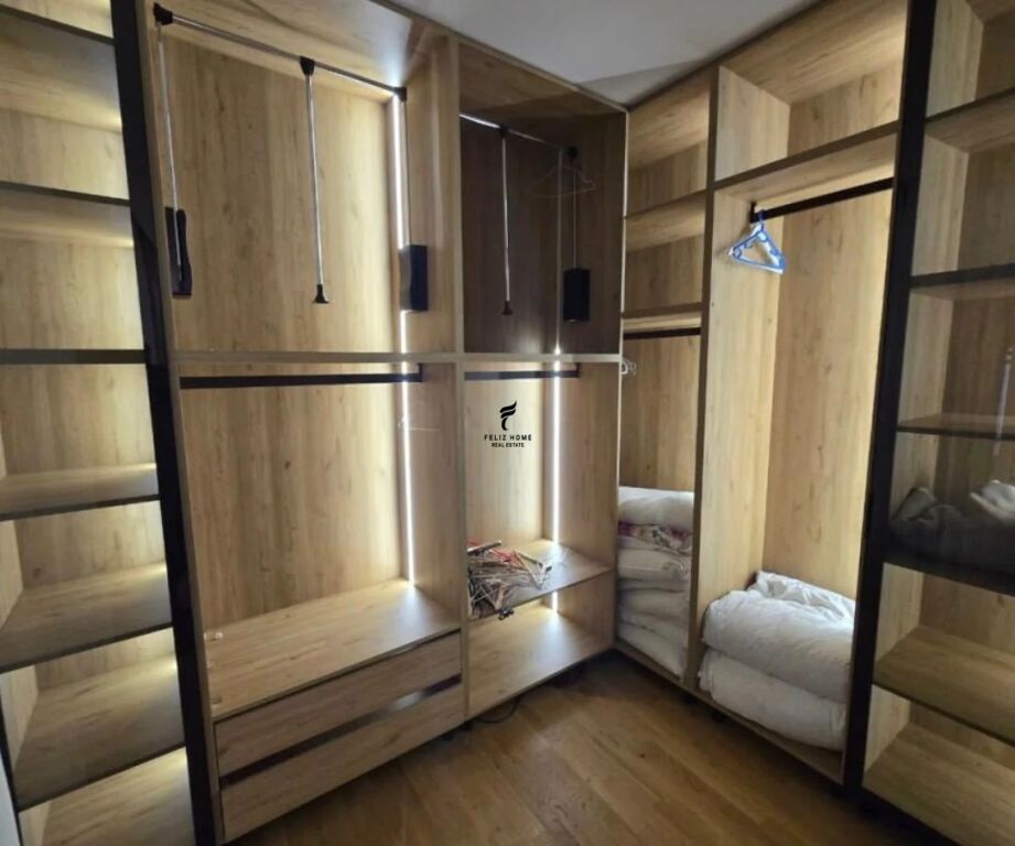 APARTAMENT ME QERA 2+1 RRUGA E KOSOVAREVE 1.800 EURO  FH-95454