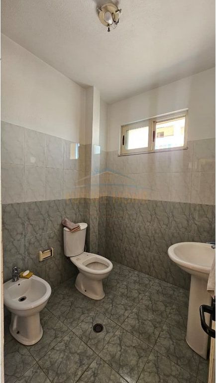 Shitet, Apartament 3+1+2, Stacioni Trenit, Durrës