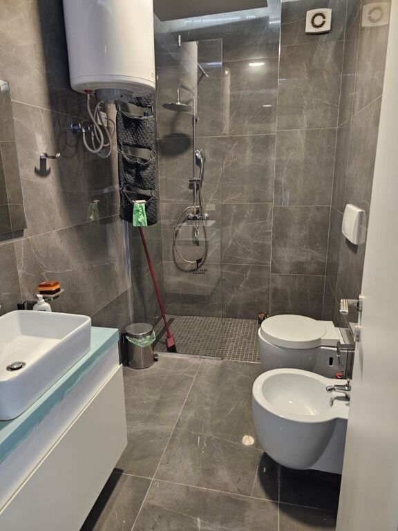 APARTAMENT ME QERA 3+1+3+POST PARKIMI KODRA E DIELLIT 120.000 LEKE FH-95380
