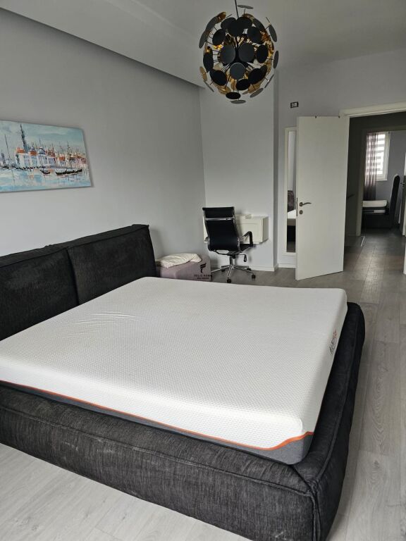 APARTAMENT ME QERA 3+1+3+POST PARKIMI KODRA E DIELLIT 120.000 LEKE FH-95380