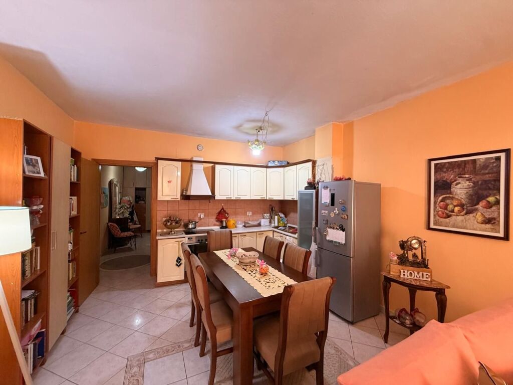 SHITET APARTAMENT 3+1+2 NË ISH-BLLOK