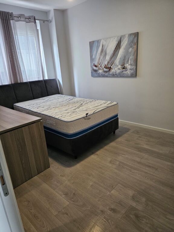 APARTAMENT ME QERA 3+1+3+POST PARKIMI KODRA E DIELLIT 120.000 LEKE FH-95380