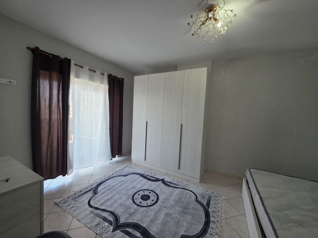 Jepet me Qera Apartament 1+1 + Verandë  📍 Sheshi Shqiponja