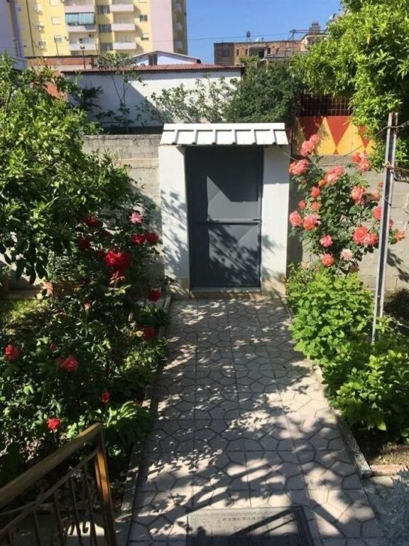 JAPIM ME QIRA SHTEPI PRIVATE ME OBORR NE LAGJEN 1 MAJ,FIER