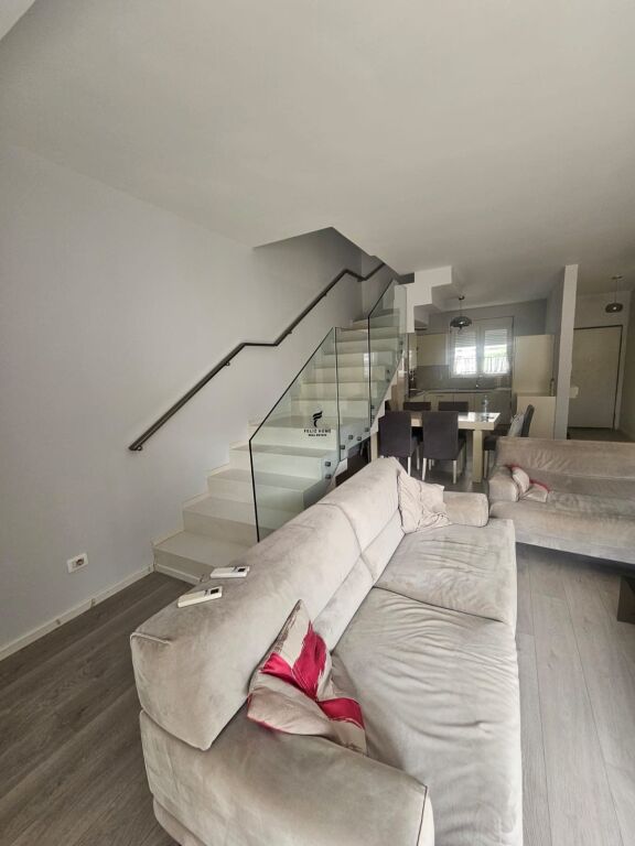 APARTAMENT ME QERA 3+1+3+POST PARKIMI KODRA E DIELLIT 120.000 LEKE FH-95380