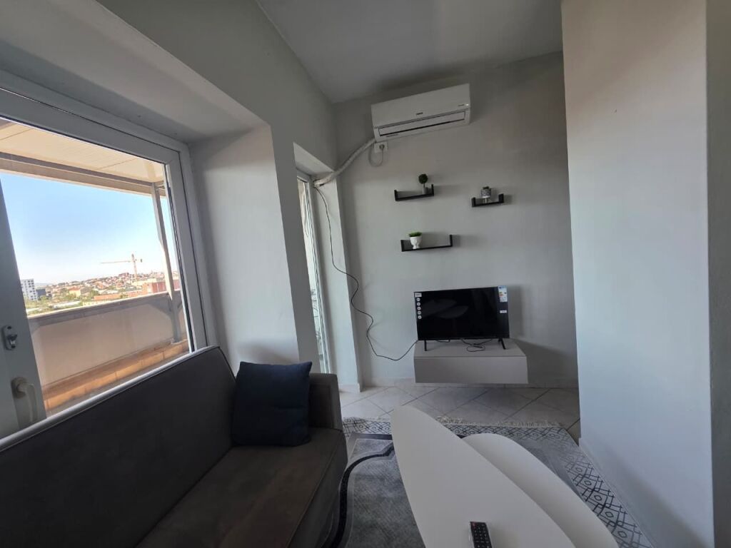 Jepet me Qera Apartament 1+1 + Verandë  📍 Sheshi Shqiponja