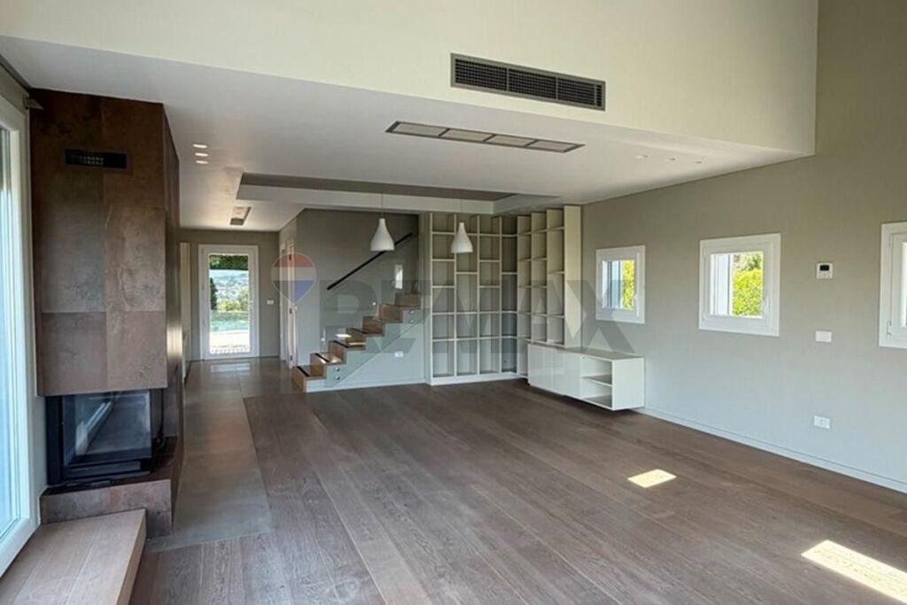 VILE ME QIRA 3 KATE NE LONG HILL RESIDENCE