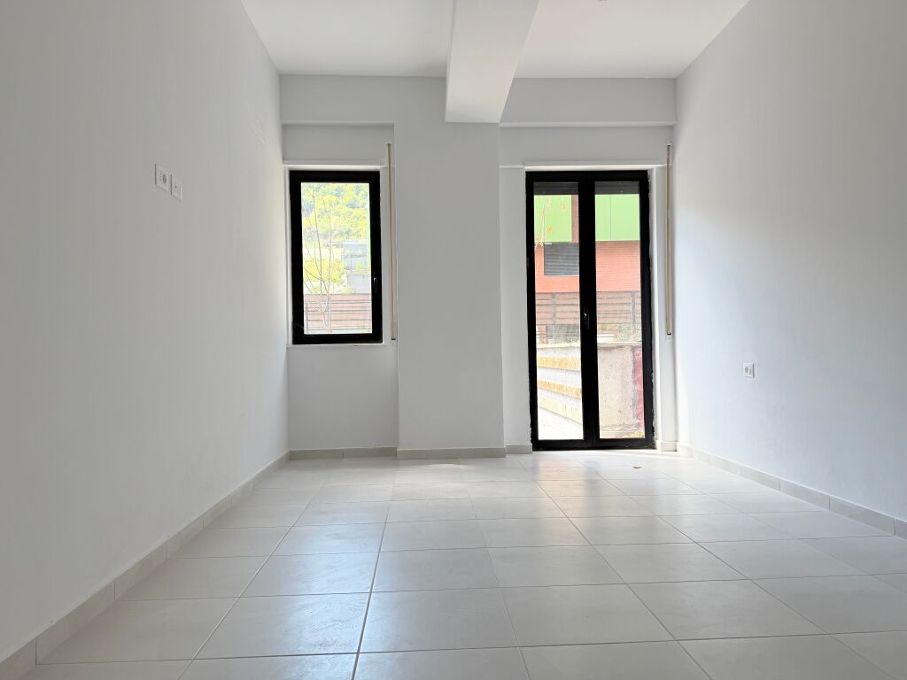 OKAZION!Shitet apartament 1+1 +verandë në Rezidencën "Kodra e Diellit"- Gjimnazi British