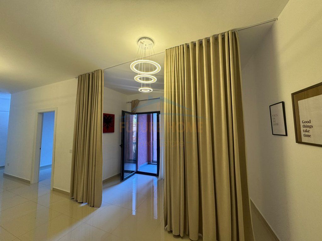Jepet me qera Ambient ,Galeria Roma, Rruga e Kavajës, Tiranë.