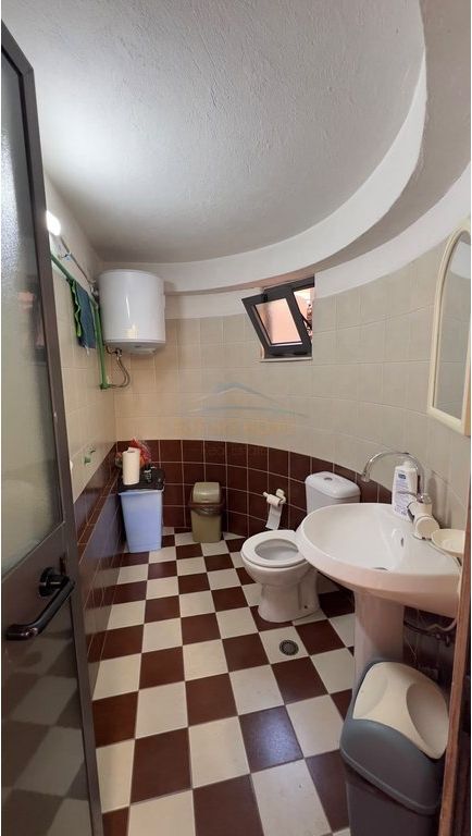 Qera, Ambient Biznesi, , Komuna Parisit ,Tiranë
