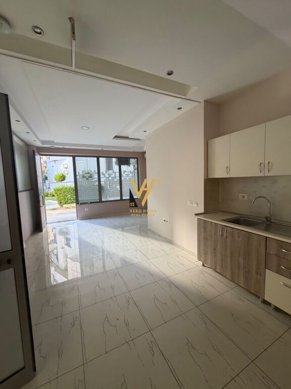 JEPET AMBIENT BIZNESI 80 M2 ME QERA NE QENDER 100.000 LEKE
