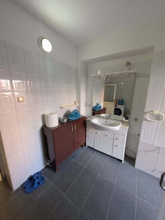 Apartament 3+1 me qera ne Rrugen Gjon Buzuku ID 5694
