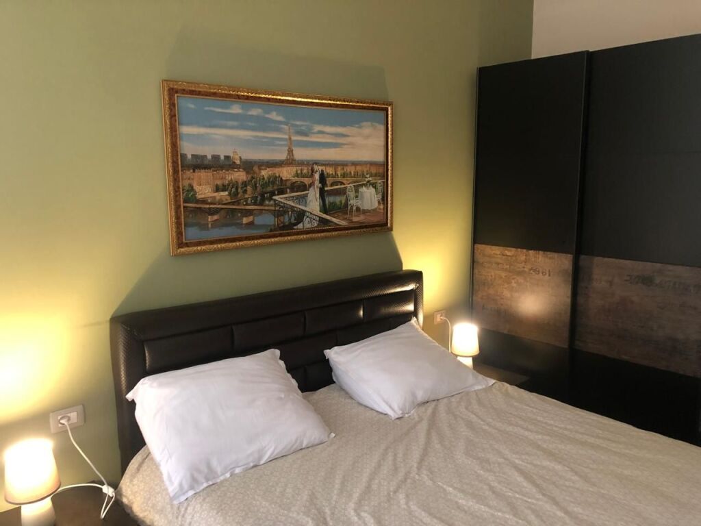 Jepet apartament 1+1 me qira tek Pazari i Ri  ! 600 mije leke !