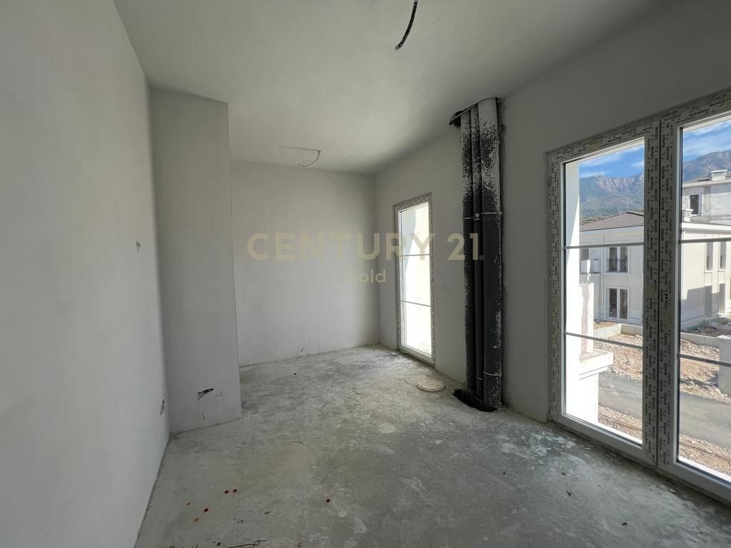 WE SELL INDIVIDUAL VILLA – ROLLING HILLS LAKE !!