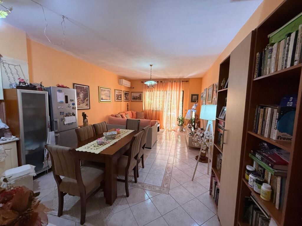 SHITET APARTAMENT 3+1+2 NË ISH-BLLOK