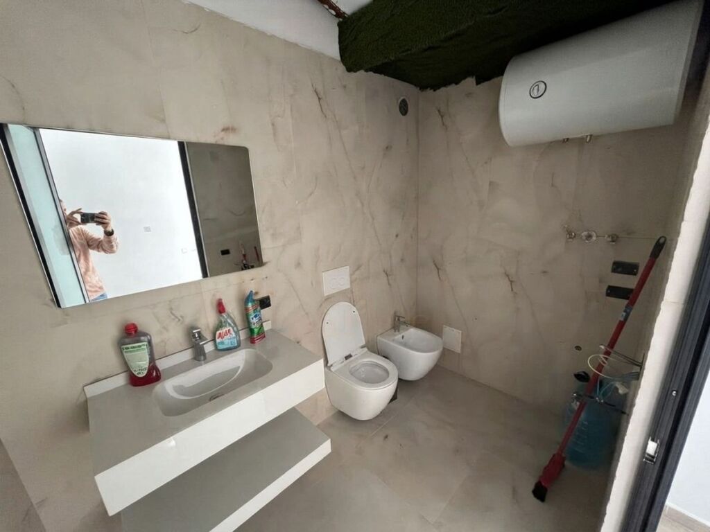 Shitet, Apartament 1+1, Shallvaret, Tiranë.
