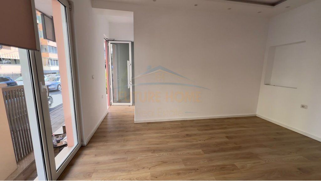 Qera, Ambient Biznesi, , Komuna Parisit ,Tiranë