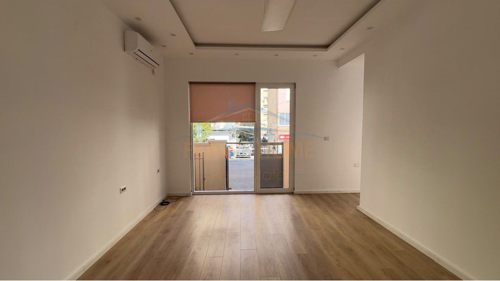 Qera, Ambient Biznesi, , Komuna Parisit ,Tiranë