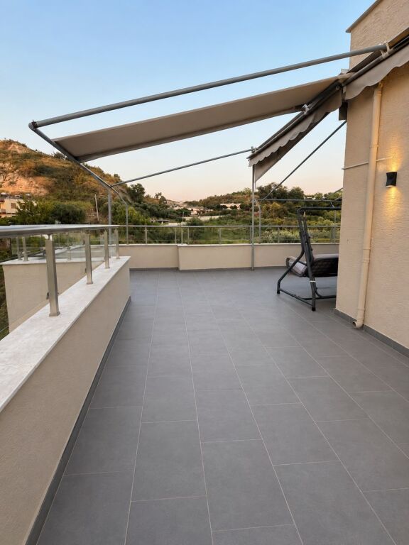 PENTHOUSE ROCCIA DI KAVAJA VISTA MARE E MONTAGNA