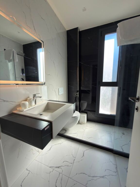 APARTAMENT 1+1 ME QERA – LUNGOMARE, VLORË