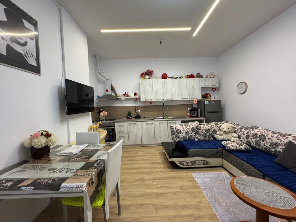 Shitet Apartament 1+1