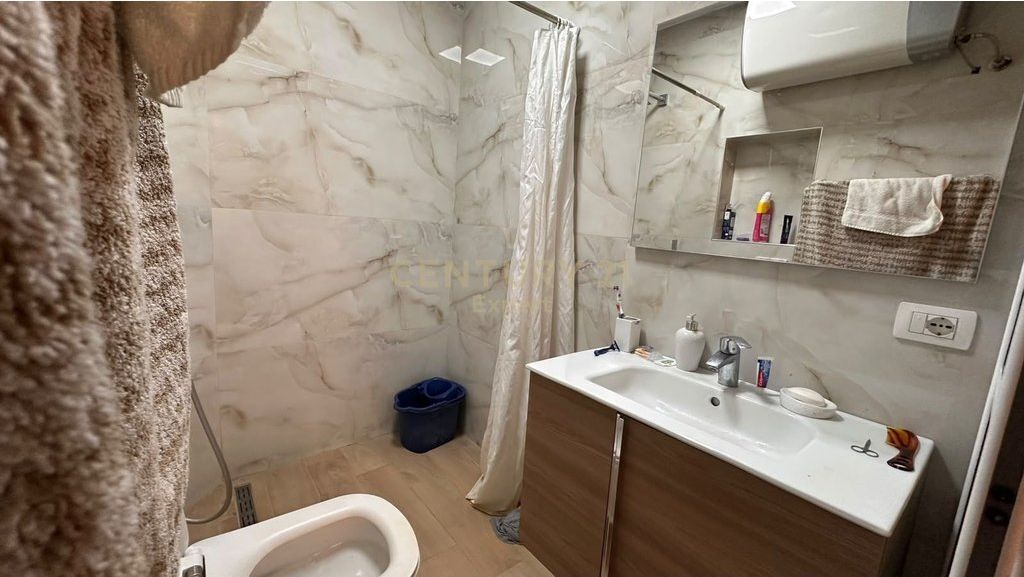 JAPIM ME QIRA APARTAMENT 1+1 TEK RRUGA MINE PEZA