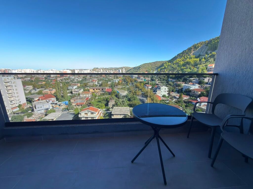 APARTAMENT 1+1 ME QERA – LUNGOMARE, VLORË