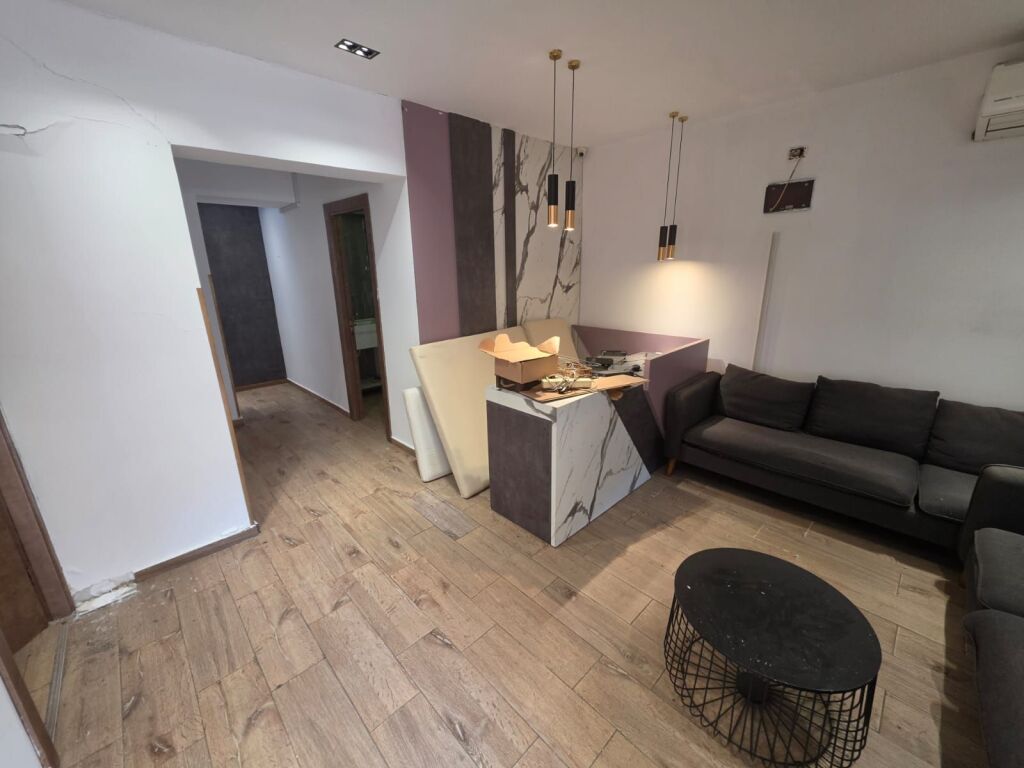 vendesi appartamento 3+1+3 bagni primo piano palazzo esistente 100 m2 indirizzo Petro Nini