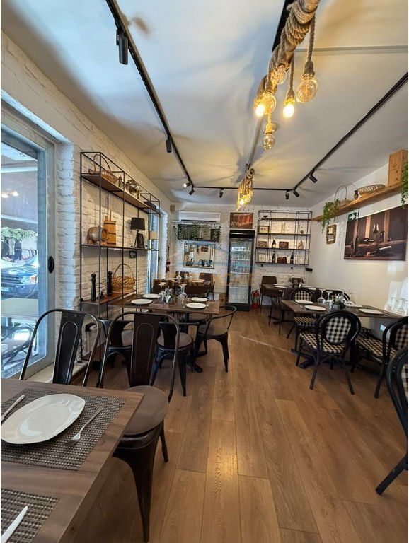 Shitet, Biznesi Bar- Restorant , Rruga Frederik Shiroka, Tiranë