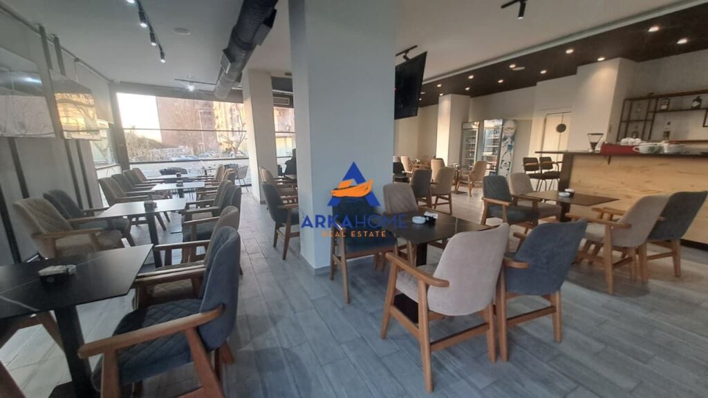 JEPET LOKAL ME QERA 120 M2 "KOMPLEKSI FRATARI, ASTIR" 1000 EURO