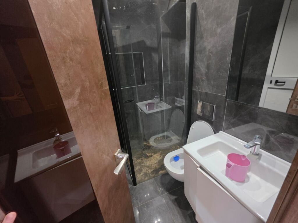 vendesi appartamento 3+1+3 bagni primo piano palazzo esistente 100 m2 indirizzo Petro Nini