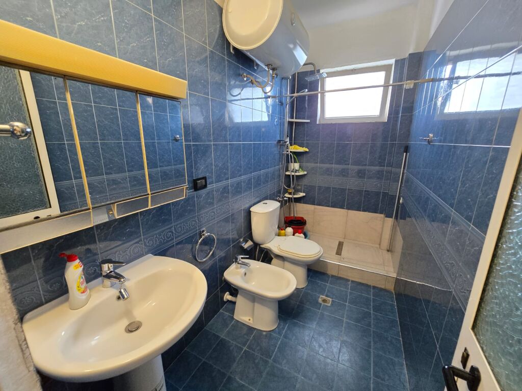 Shitet - Apartament 1+1 tek Shkolla Bashkuar