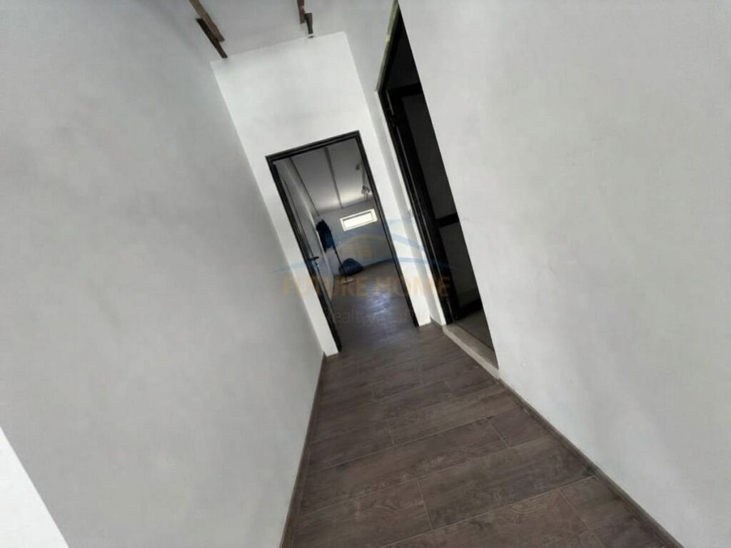 Shitet, Apartament 1+1, Shallvaret, Tiranë.
