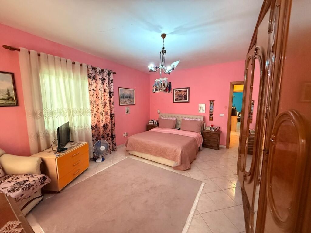 SHITET APARTAMENT 3+1+2 NË ISH-BLLOK
