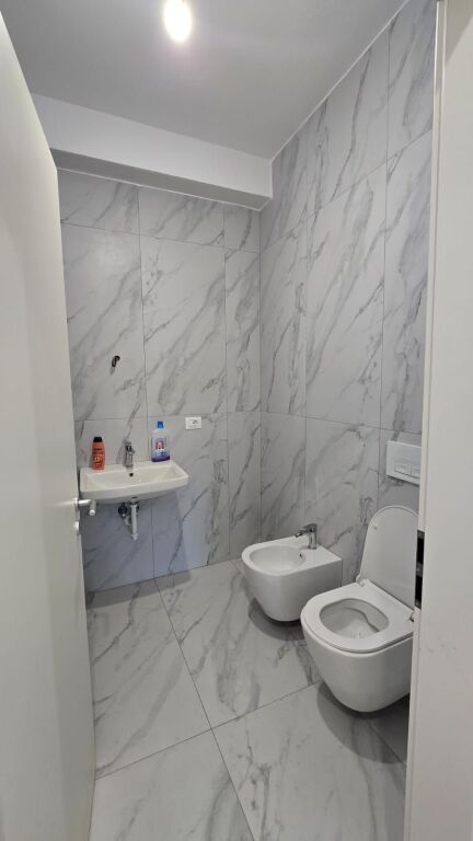 Shitet apartament 2+1+2 tek Rezidenca Kaimi , Rruga Ali Demi ! 135 mln leke !