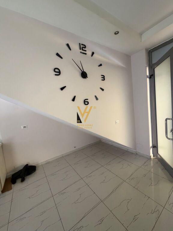 JEPET AMBIENT BIZNESI 80 M2 ME QERA NE QENDER 100.000 LEKE