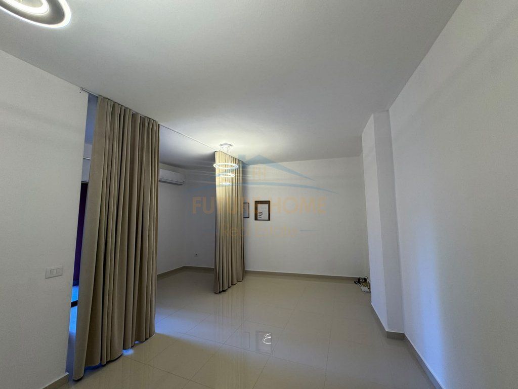 Qera, Ambient, Galeria Roma, Rruga e Kavajës, Tiranë.
