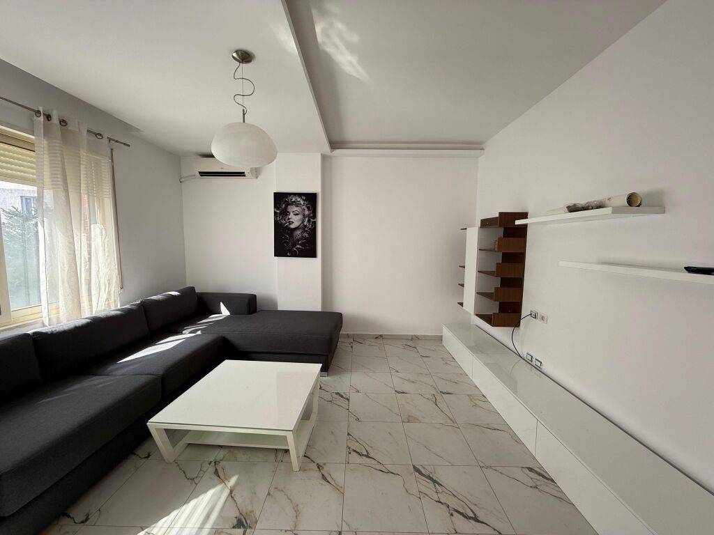 Jepet me qera apartament 2+1 tek Liqeni Thate.