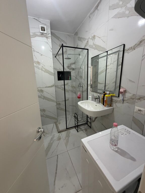 Apartament per qira 2+1+parkim tek ish fusha e aviacionit cmimi 80,000 leke
