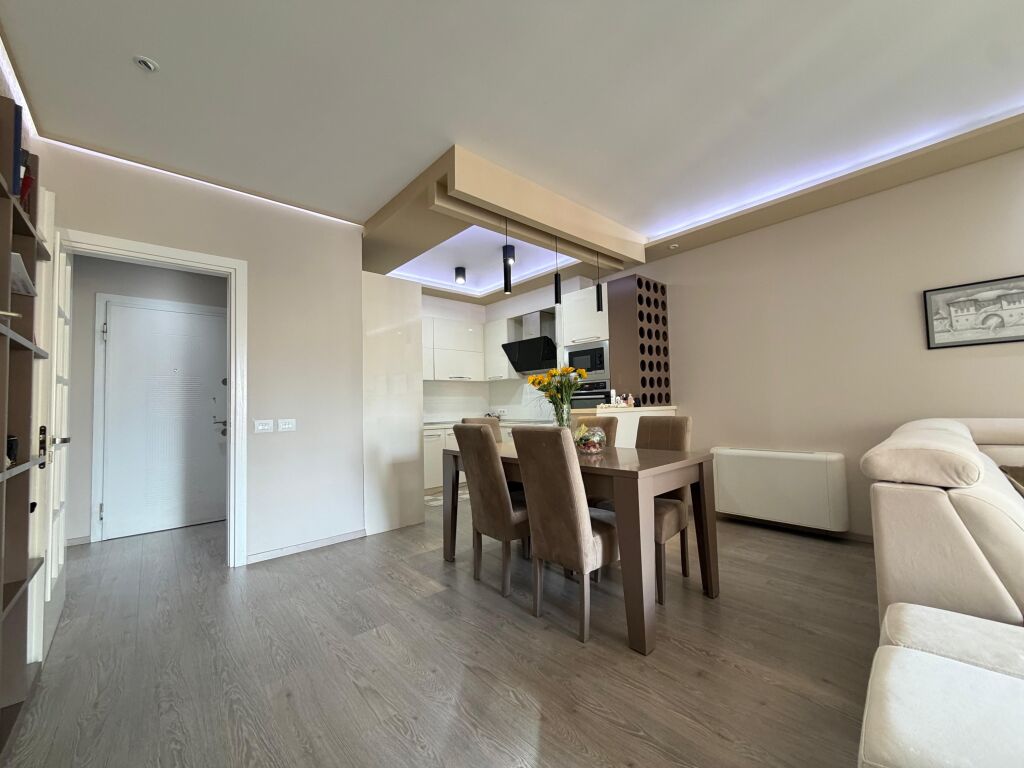 SHITET APARTAMENT 2+1+2 TEK RRUGA E KOSOVAREVE!