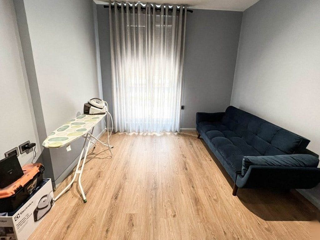 Shitet apartament 2+1+2 me verande te Liqeni i Thate.