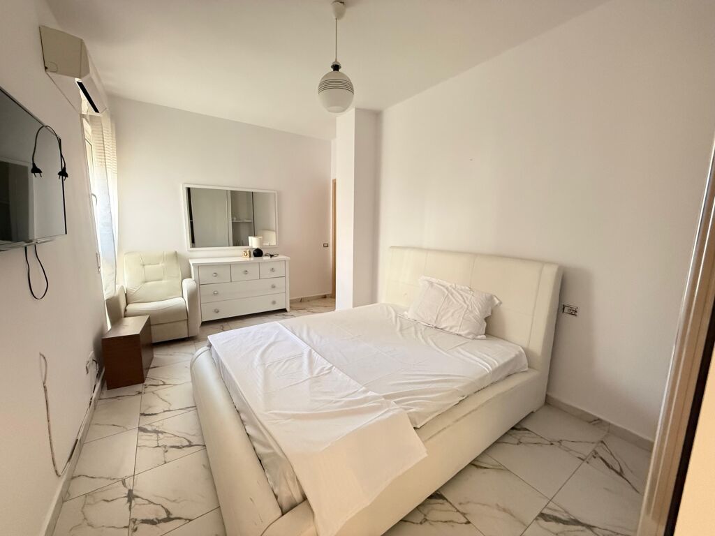 Jepet me qera apartament 2+1 tek Liqeni Thate.