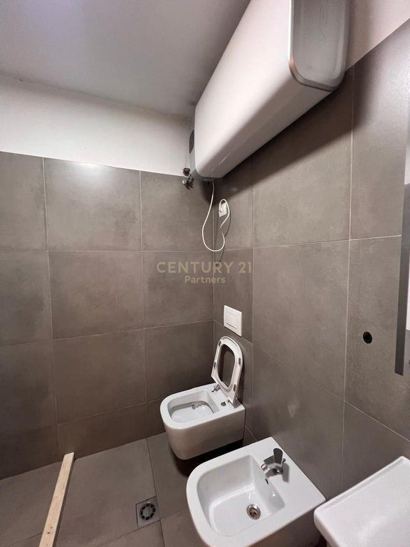 JAPIM ME QIRA ZYRE 115 M2 PRANE BEGA 07, KOMUNA E PARISIT 1,000 € /Muaj