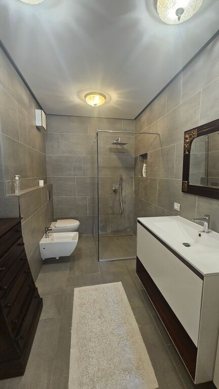Shitet apartamenti 3+1+3 ne Bllok