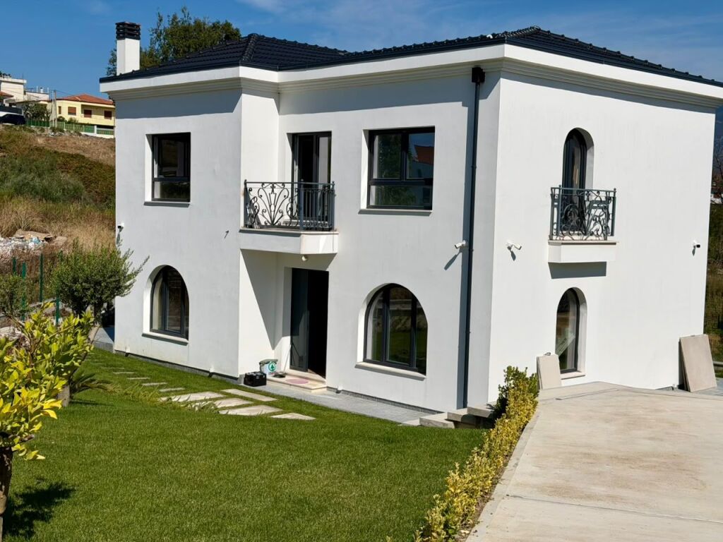 VILË E SAPO PËRFUNDUAR ME QIRA 📍 MJULLË – BATHORE 2.200 €