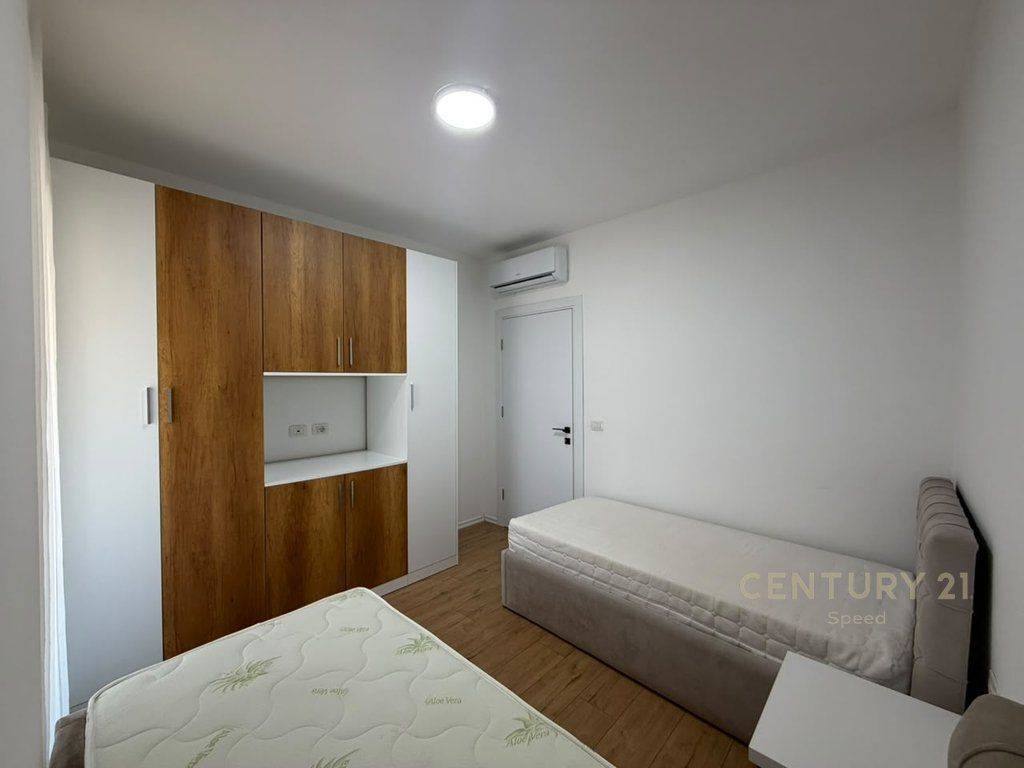 Jepet me qira apartament 2+1 në Rrugën "5 Maji"!! 700 € 65,000 Lekë