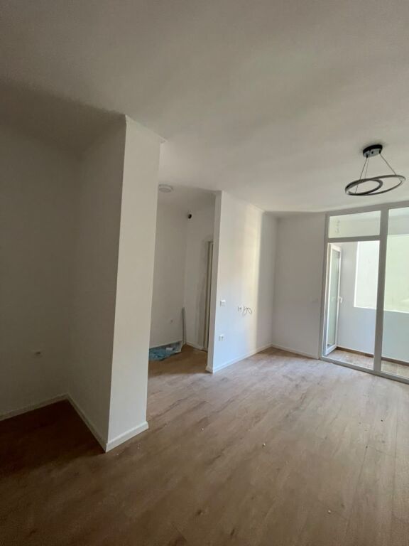 Shitet apartament grasionere