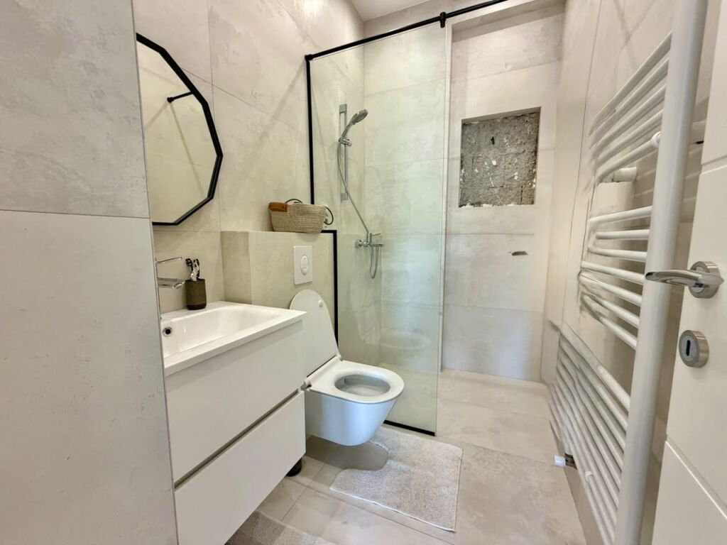 VILË E SAPO PËRFUNDUAR ME QIRA 📍 MJULLË – BATHORE 2.200 €
