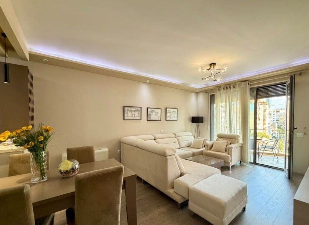 SHITET APARTAMENT 2+1+2 TEK RRUGA E KOSOVAREVE